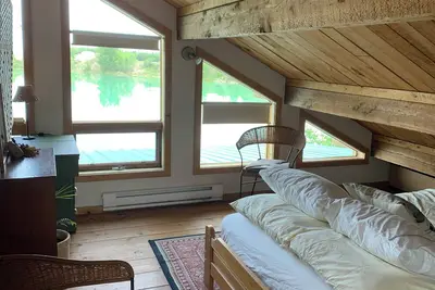 Image de Private lakefront Stone Waters retreat Cottage. Pet friendly.