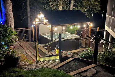 Image de Le chalet du bonheur est directement sur le bord du lac, idéal pour la famille.