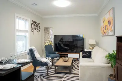 Image de 40-Newly renovated, stylish and beautiful apt/4br close to Highway