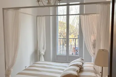 Image de Charmant appartement de 2 chambres dans la belle vieille ville de Fréjus WiFi Ac