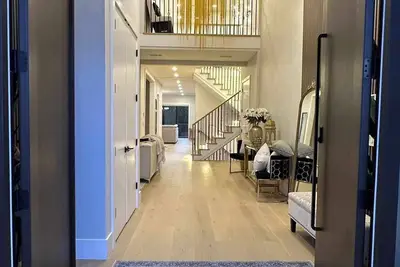 Image de Brand New 6 Rooms Luxury Mansion in Fraser Heights