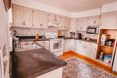 Image de Boho 3-bedroom apt with fully supplied kitchen, WiFi, Ac - Oldest Home in Oswego