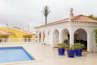 Image de Charming 2-bedroom townhome with WiFi, Ac in pleasant Luz