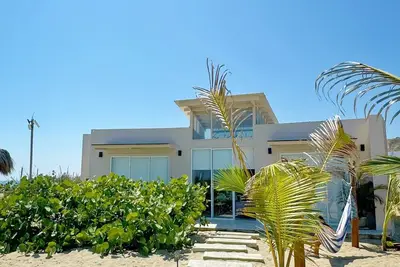 Image de Bungalow on the beach in front of the warm and calm sea of Canoas de Punta Sal.