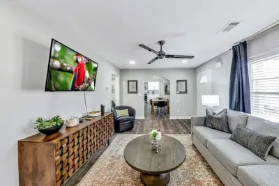Image de Love Street Retreat|Immaculate Rebuild 4br Private