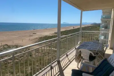 Image de 3 chambres, salle de bains, toilettes, rénové, très belle cuisine, grand salon avec immense terrasse avec deux orientations, vue sur la mer, vue sur la plage, vue sur la montagne, table de cuisson en céramique, lave-vaisselle.