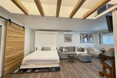 Image de Modern Loft Guest House- FamilyFriendly meets luxury. Within 30min of it all!