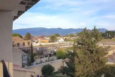 Image de Provence : App traversant de ville, calme, très lumineux, terrasse. 2 étoiles.
