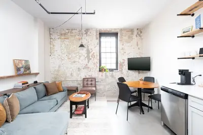 Image de Brewery District 2-Story 2br Apt Near Fiserv with Rooftop, Gym, and Parking