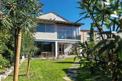 Image de Villa l échappée verte maison entourée de verdure plein centre ville