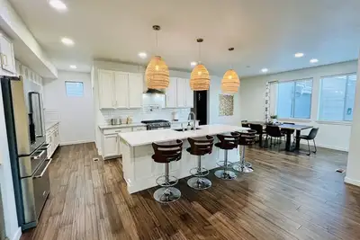 Image de 6br, 4 Bath • Huge Kitchen • Sleeps 12 Comfortably