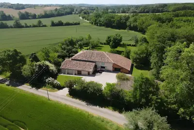 Image de Belle maison de campagne avec piscine, prestations de qualité à la déco soignée