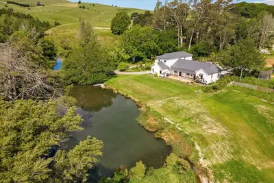 Image de Private Wing at Te Rangi Lodge with own entrance 5 minutes of Sh2. Pet friendly.