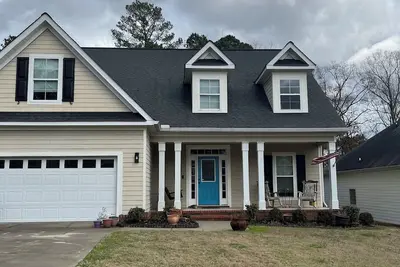 Image de Master'S Ready! 4 bm, 2. 5 bath with lg hot tub and lg fenced back yard