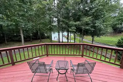 Image de Wonderful waterfront getaway on Lake Anna's public side!