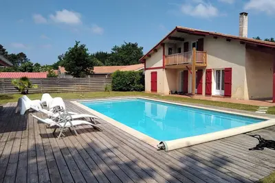 Image de Villa Landaise avec sa grande piscine