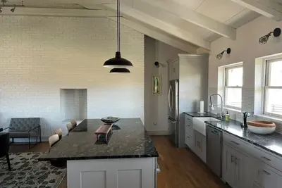 Image de Midcentury 3-bedroom farmhouse on the city line between Danville and Stanford.