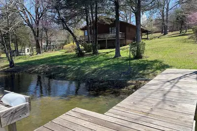 Image de Cabin in Hardy on Kiwanie Lake with fishing boat & kayak, near Spring River