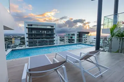 Image de Luxury- 2-Bedroom Condo. Rooftop with Two Levels & Pool. Located Downtown