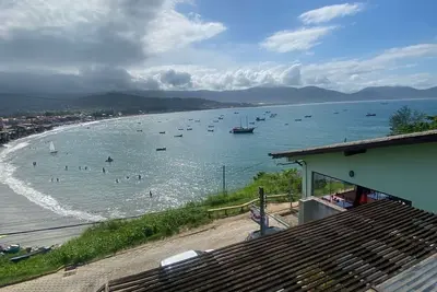 Image de House facing the sea in Garopaba, in the historic center 20m from the beach.