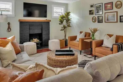 Image de Walk to Downtown! Large Lux Home