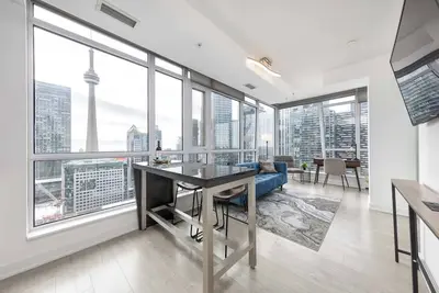 Image de Modern chic 2br condo with the perfect view of the Toronto skyline and Cn Tower