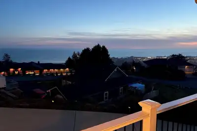 Image de The Bird’s Nest: 5-yr new, 3 Bedroom 180 degree Ocean View Home in Brookings, Or