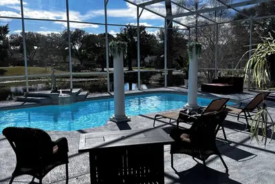 Image de Big Beautiful Master bedroom with pool view!