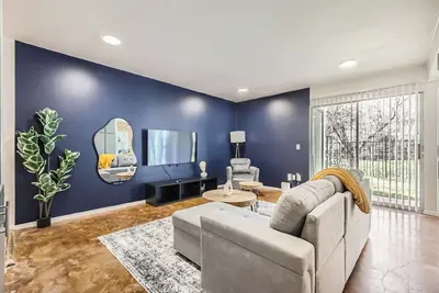 Image de Cozy King Suite Getaway | Sleeps 4 | Pool, Prkg