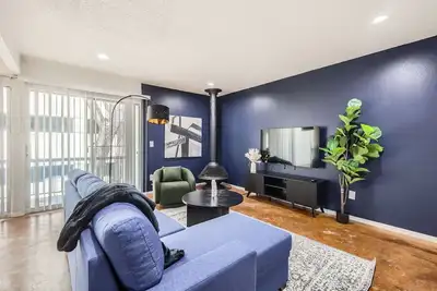 Image de Comfy King Suite Getaway | Sleeps 4 | Pool, Prkg