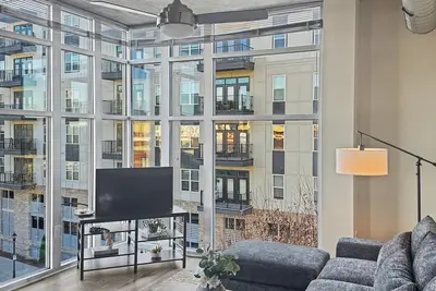 Image de Loft-Style King Suite • City Views + Huge Windows