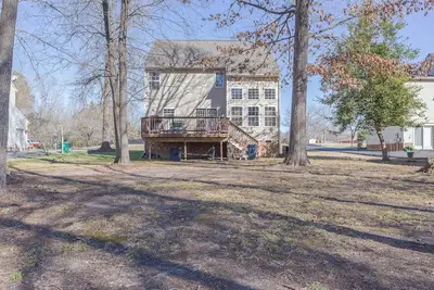 Image de Relaxing wooded getaway and explore historic city with contemporary flair.