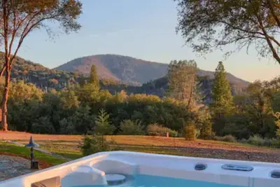 Image de Fireplace, Soaking Tub & Peaceful Surroundings