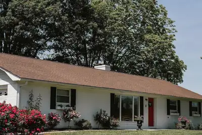 Image de Charming 3-bedroom farmhouse in the hills of East Tennessee