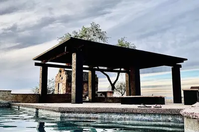 Image de Urban Farmhouse & Equestrian Estate with City-lights & Milky-way Views