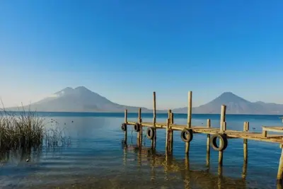 Image de Lakefront 2-bedroom villa with stunning views of lake and mountains
