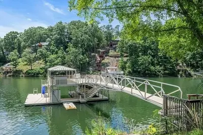 Image de Waterfront Double Decker Dock - 5 Bed 3 1/2 Bath Smith Lake House in Cullman Al