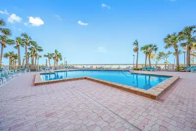 Image de Cbc 1-11b - 2 Bedroom Gulf Front Condo with pool & Hot tub!