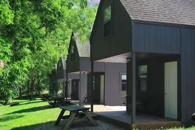 Image de Unique Riverfront Gem: Dogs Ok, King Bed (Cabin 1)