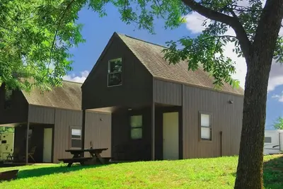 Image de Riverfront Getaway: Fire Pit, Cozy Loft (Cabin 2)