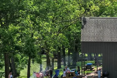 Image de Water’s Edge Cabin:  King & Queen Beds (Cabin 4)