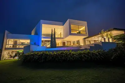 Image de Stylish Modern House with pool&private cinema