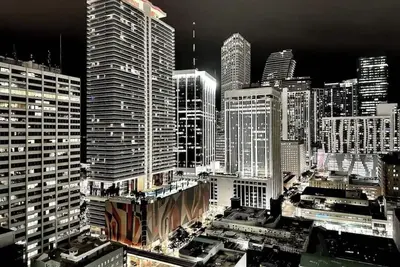 Image de Luxury Sky-High Escape with Iconic City Views - ideal for 30+ night bookings!