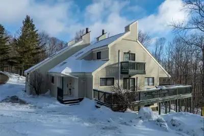 Image de Spacious condo with private hot tub and shuttle access to Okemo