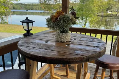 Image de Lake House-Upstate Ny. King bed, kayak, fishing, parks & trails, fire pit, fireplace