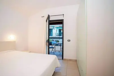 Image de Two-room apartment - Prime location, 3km from the beautiful Torre di Barì beach.