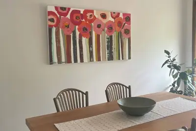 Image de Poppies@Clunes \nCentrally located 80s-style home Cosy, comfortable & relaxing!