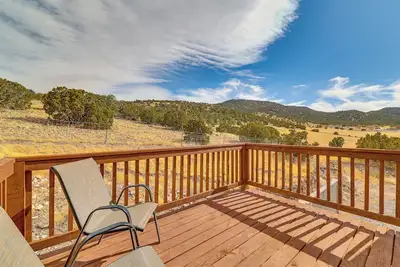 Image de 3 Mi to Trails: Secluded Eagar Cabin w/ Mtn Views!