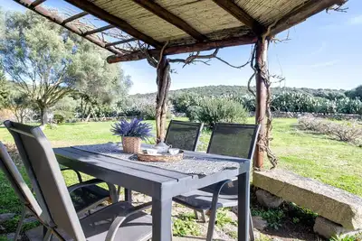 Agréable appartement dans une maison de vacances avec Wifi, Tv, patio, vue panoramique, parking
