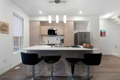 Image de 3br 2bth home@Barrie10min toCentennial beach\n\nEntire townhouse in Barrie, Ontario